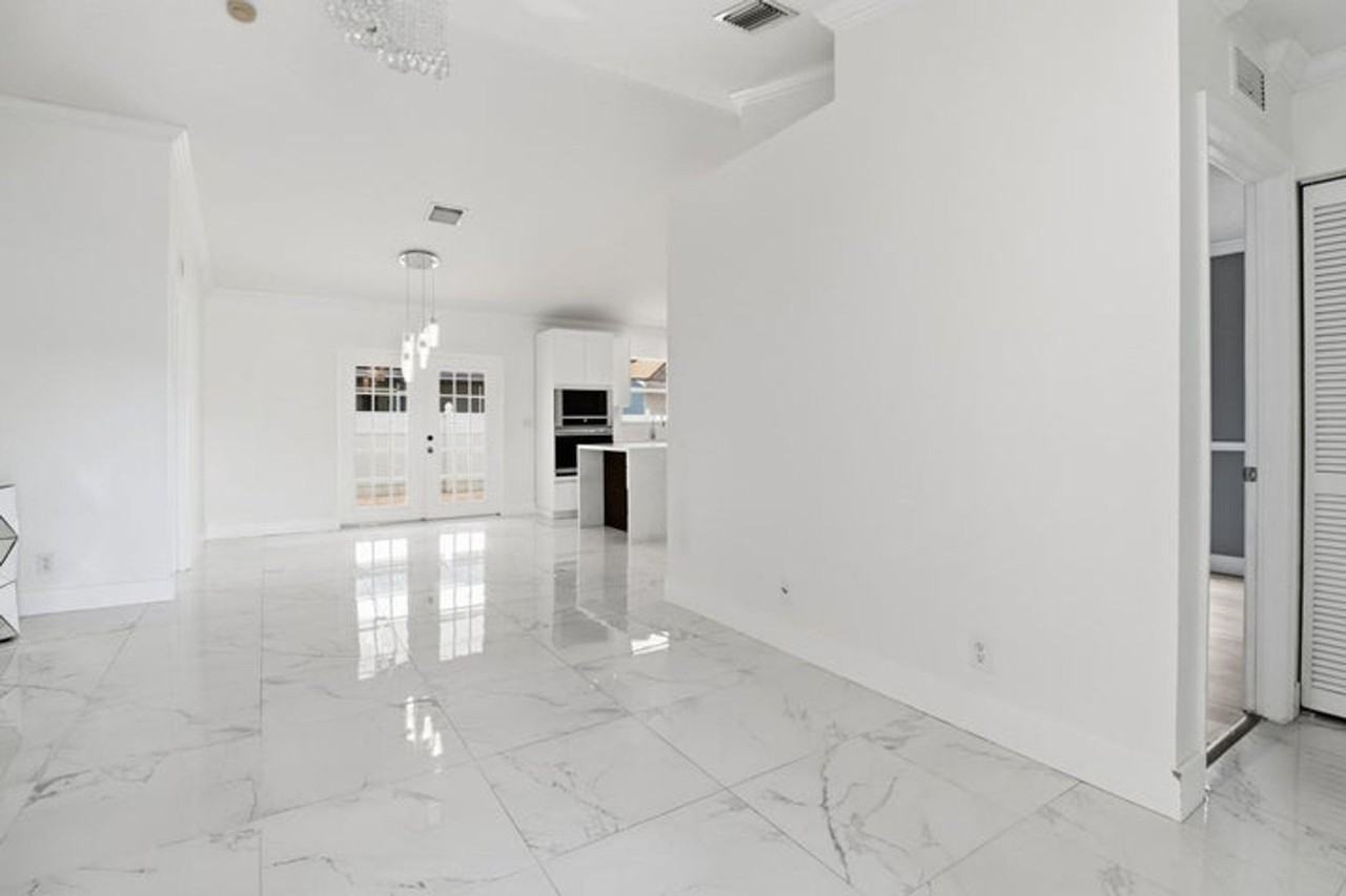 105 Venessa St - Photo 4 of 18