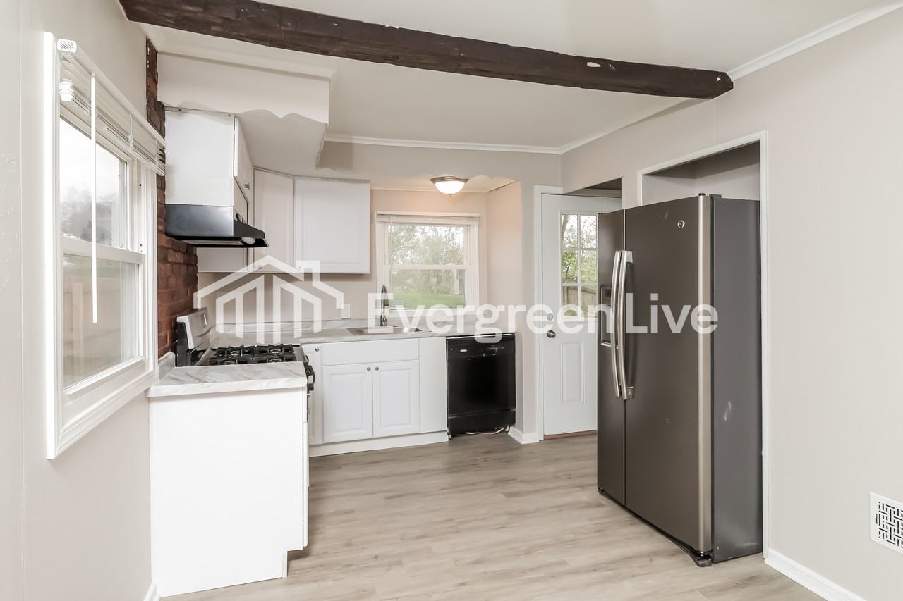217 Victoria Dr - Photo 3 of 12