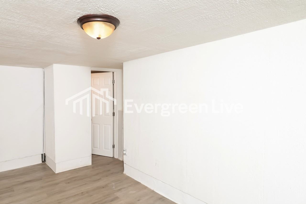 217 Victoria Dr - Photo 4 of 12