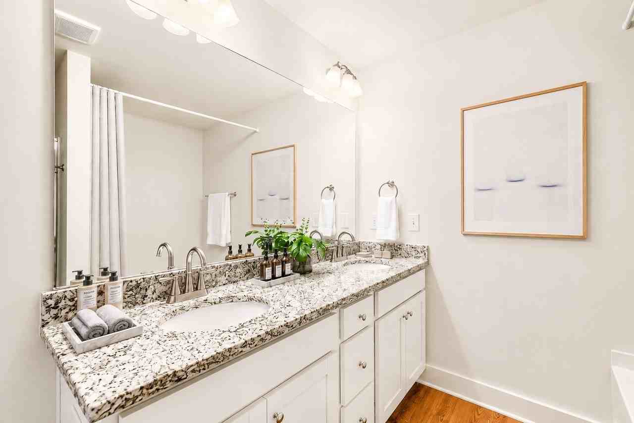 2052 Woodbine Wy - Photo 4 of 16