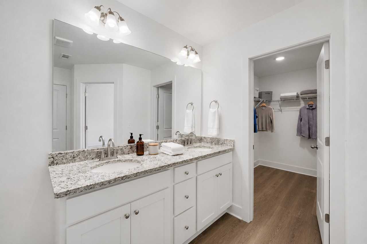 2060 Woodbine Wy - Photo 4 of 16