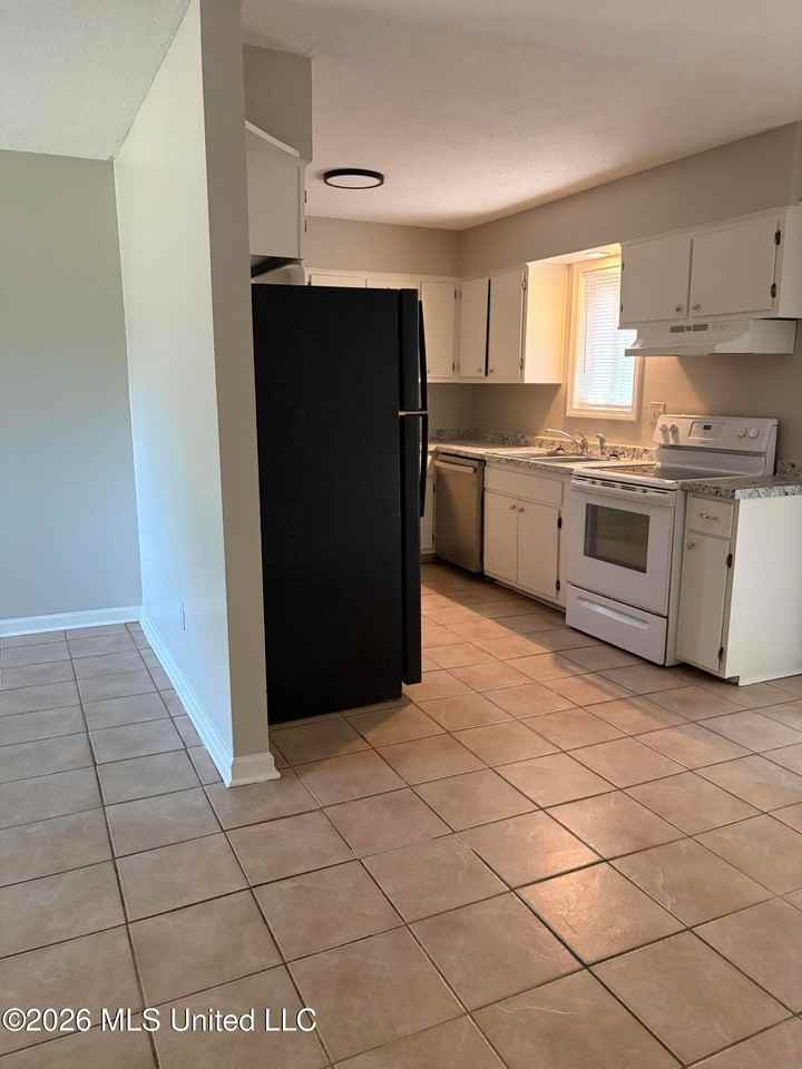 6450 Southbridge Cv - Photo 3 of 16