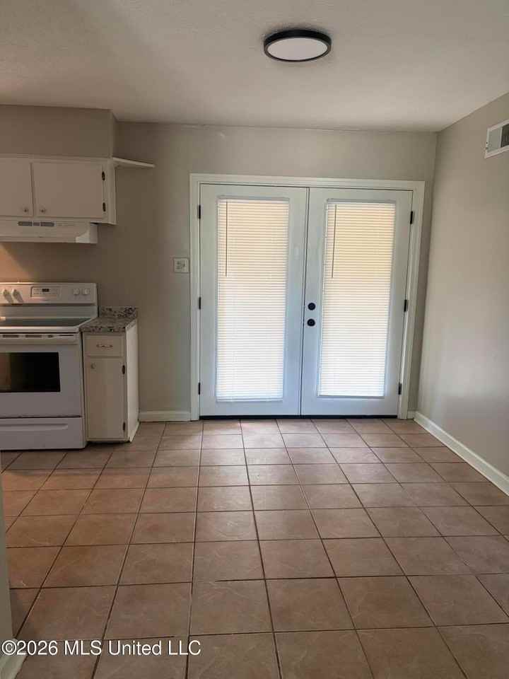 6450 Southbridge Cv - Photo 4 of 16