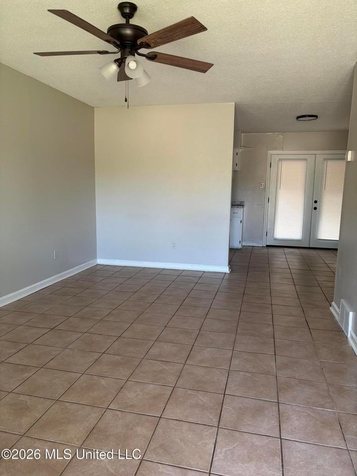 6450 Southbridge Cv - Photo 5 of 16