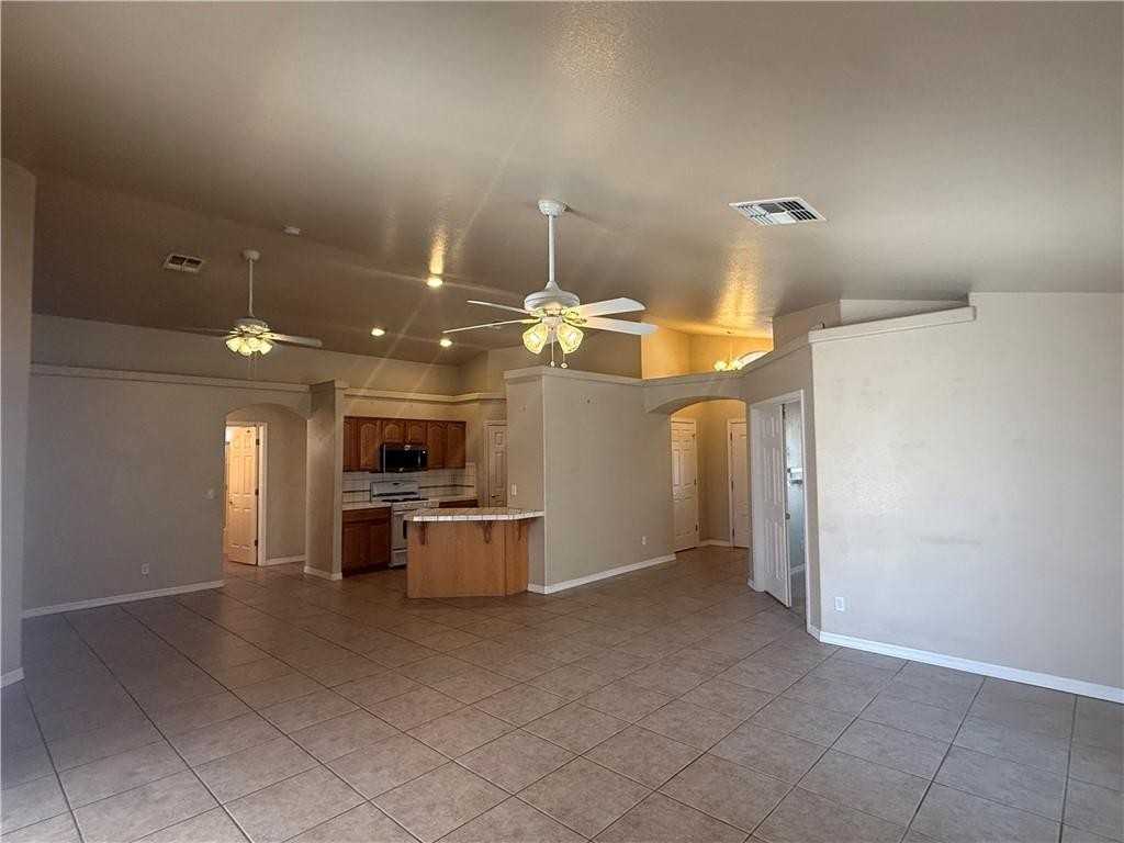 3674 N Willow Rd - Photo 2 of 9