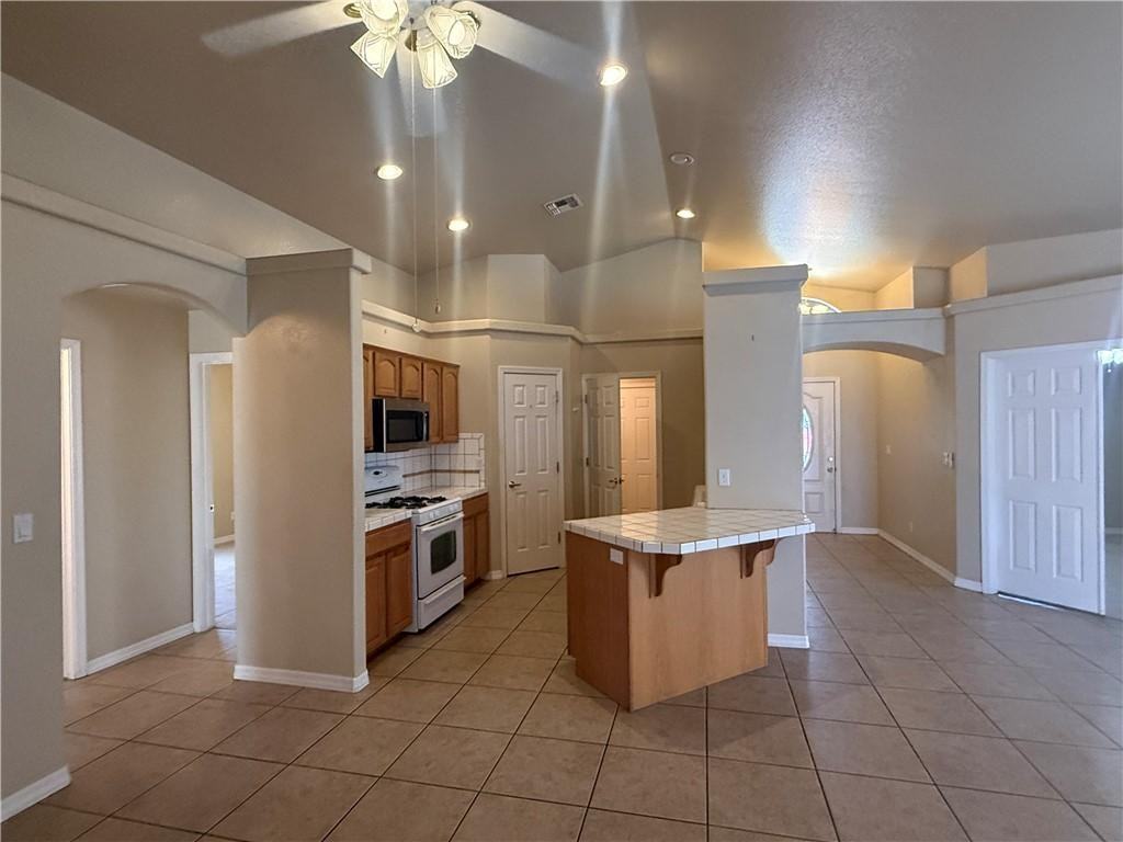 3674 N Willow Rd - Photo 3 of 9