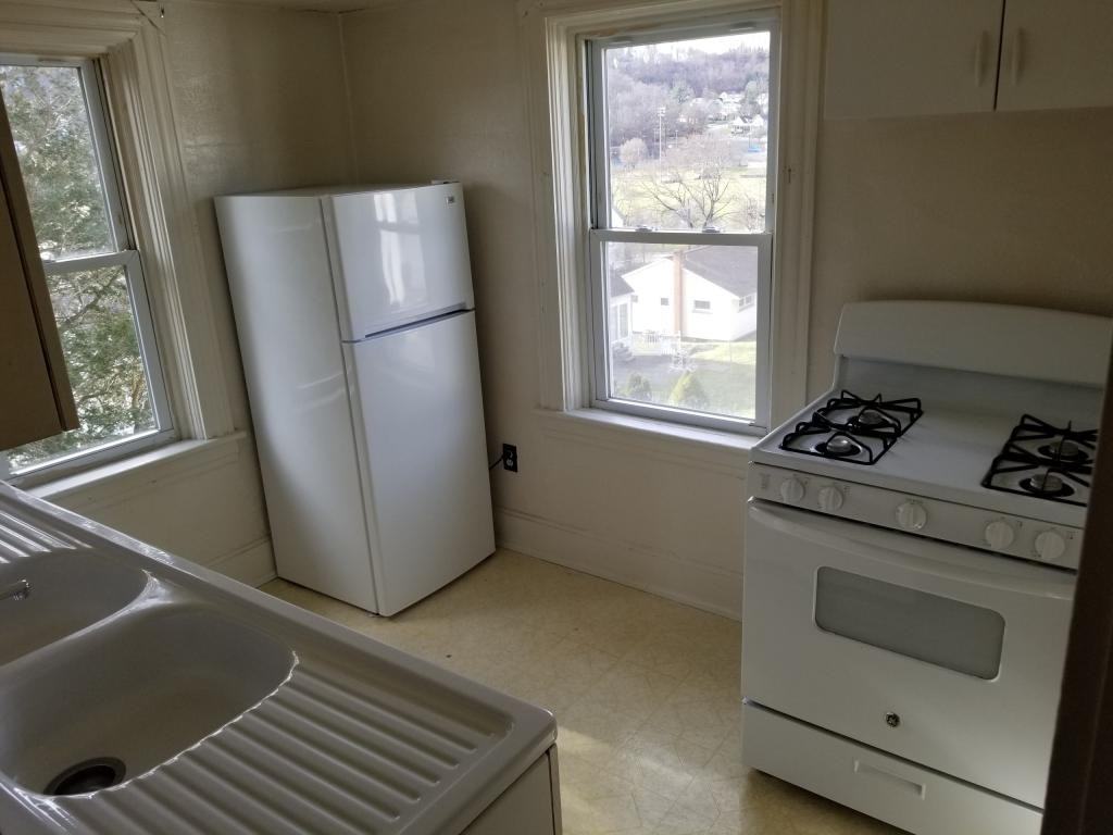 140 Rambo St - Photo 4 of 6