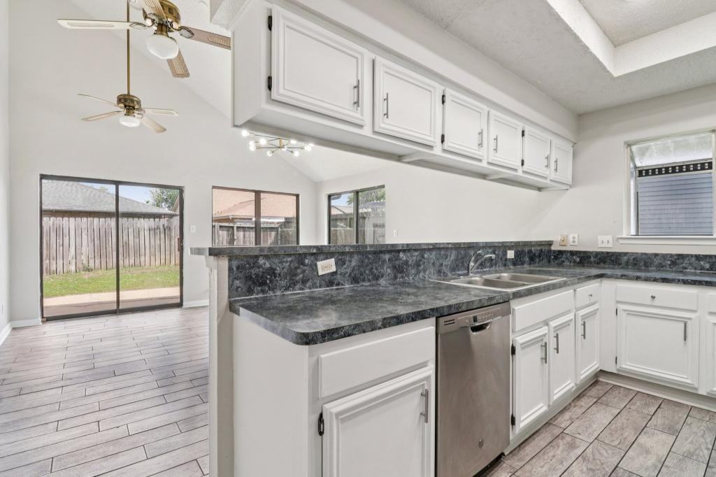 11306 Bayou Place Ln - Photo 4 of 13