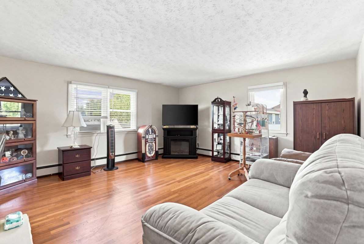 40 Arline St - Photo 4 of 19
