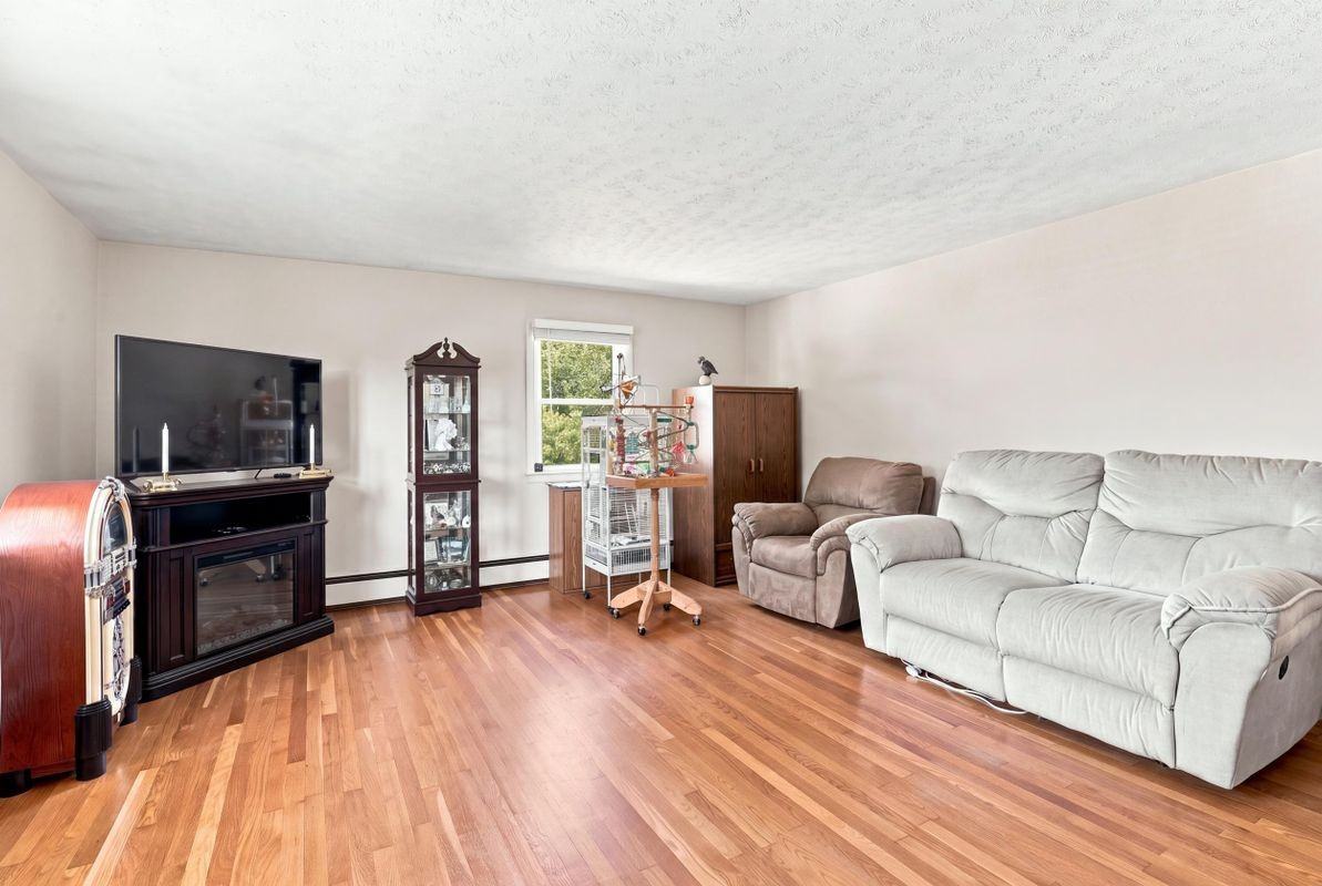 40 Arline St - Photo 5 of 19