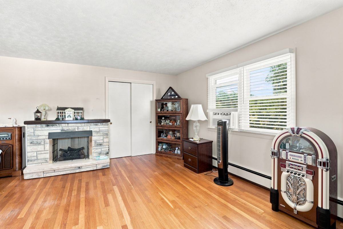 40 Arline St - Photo 6 of 19