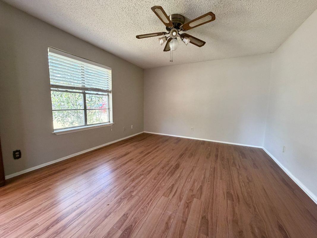 1404 Fairview Dr - Photo 4 of 11