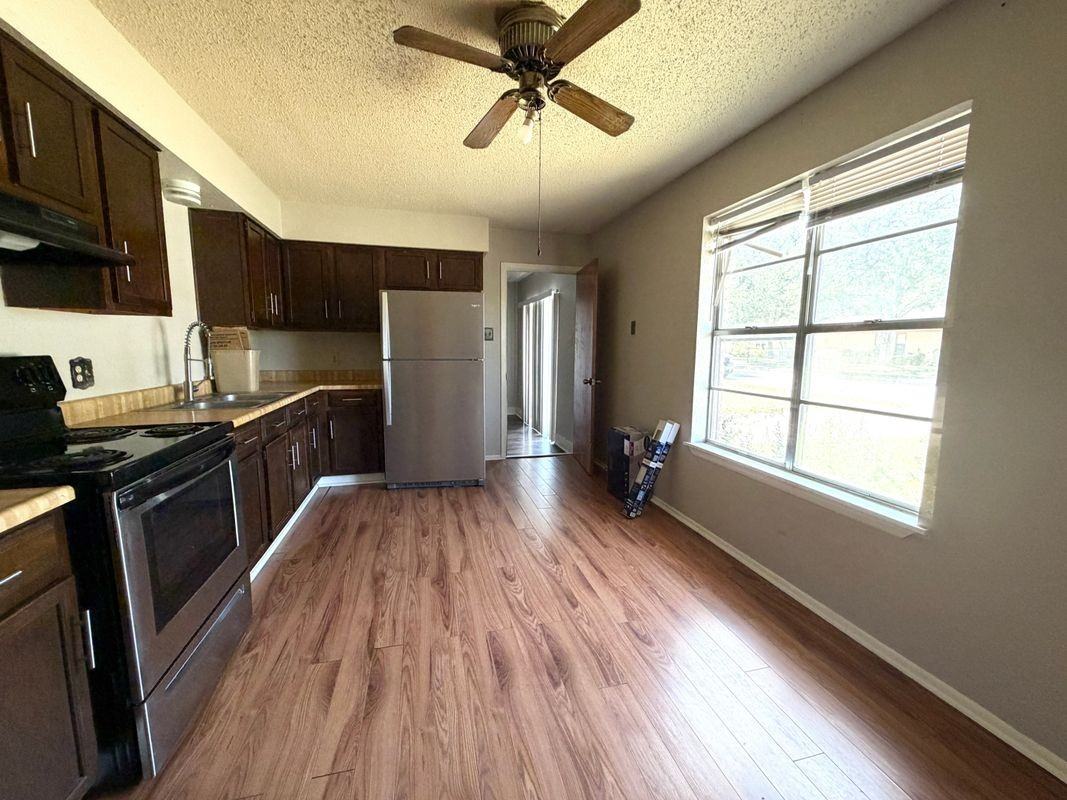 1404 Fairview Dr - Photo 5 of 11