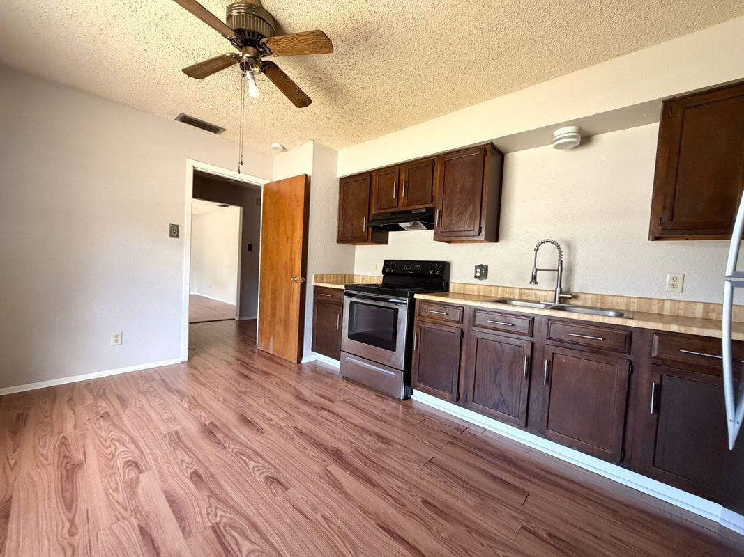 1404 Fairview Dr - Photo 6 of 11