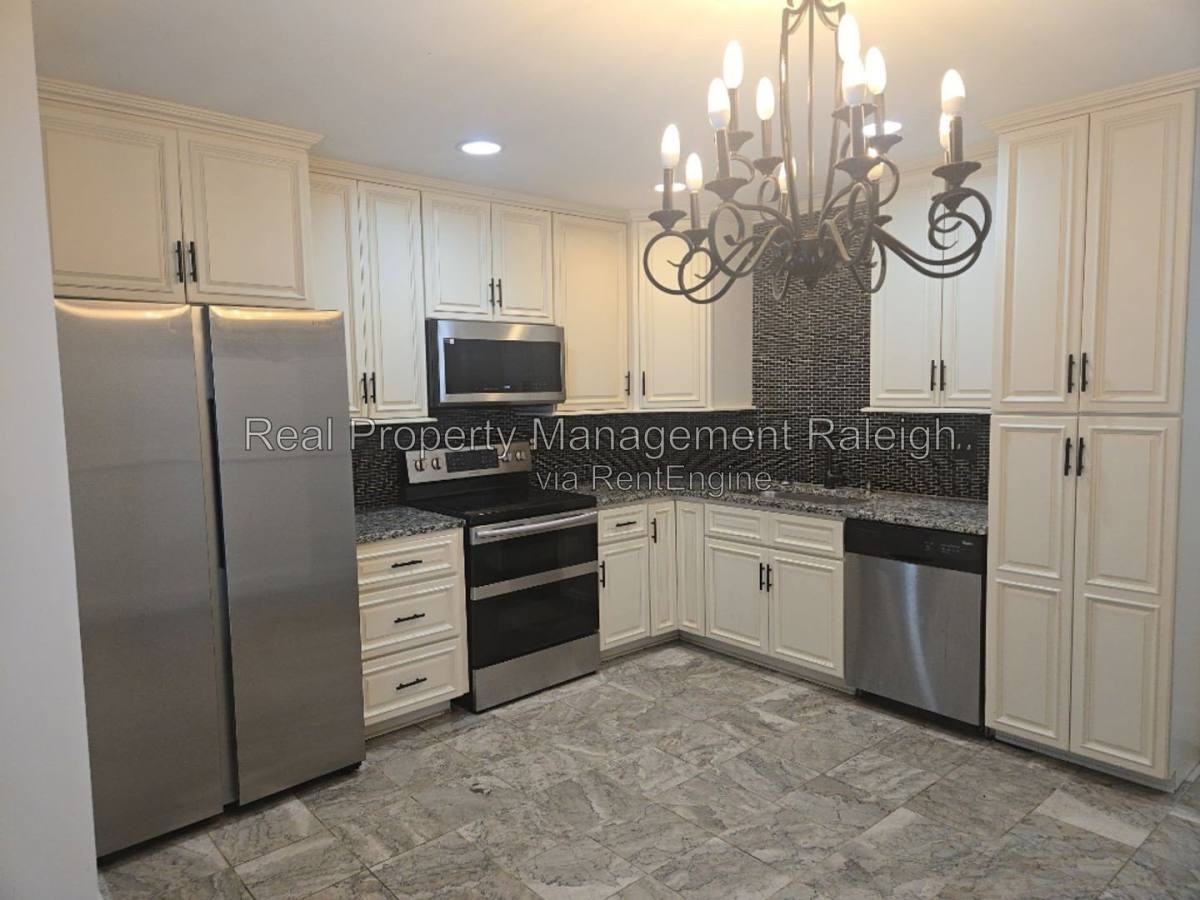 2607 Dwight Pl - Photo 4 of 14