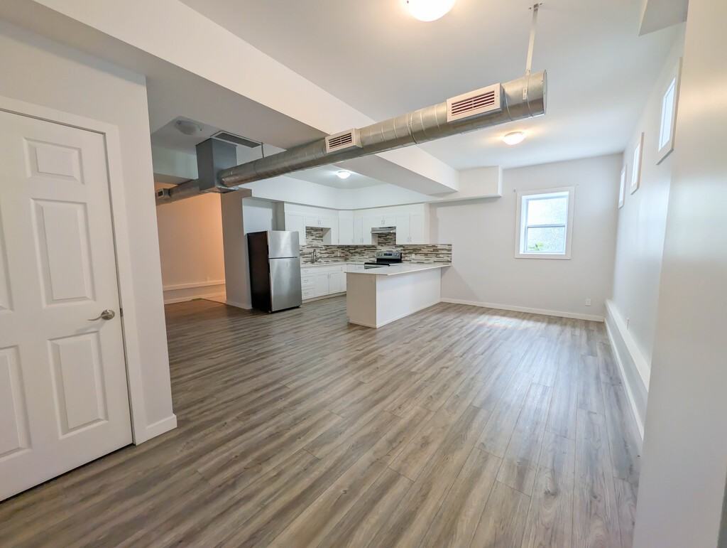 140 Caroline St S - Photo 2 of 17