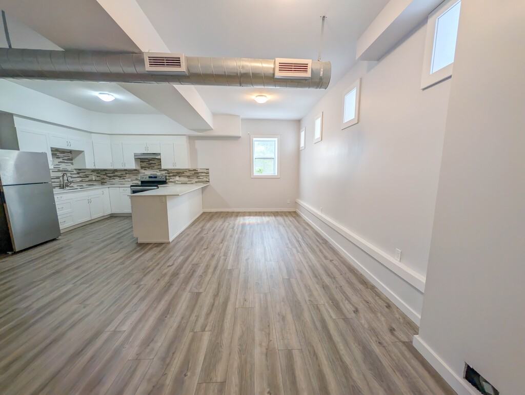 140 Caroline St S - Photo 3 of 17