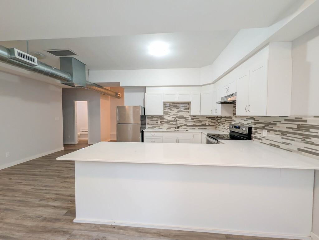140 Caroline St S - Photo 6 of 17