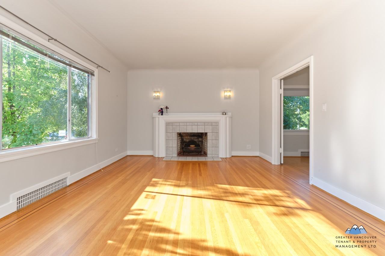 3175 Courtenay St - Photo 4 of 35