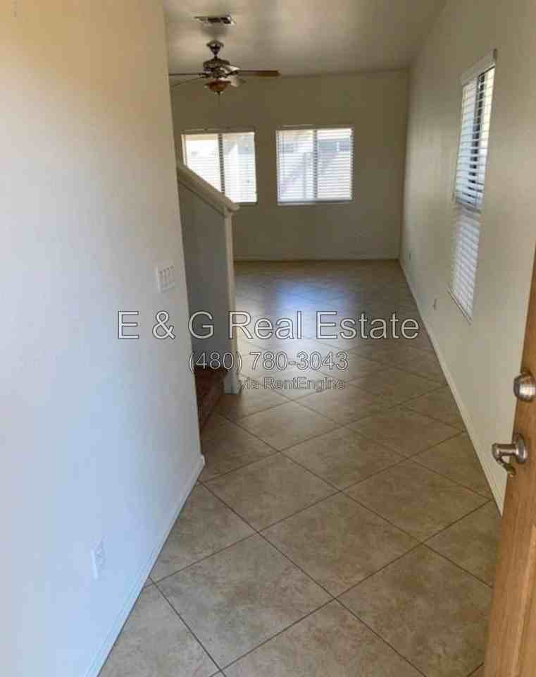 7034 W Mercer Ln - Photo 2 of 15