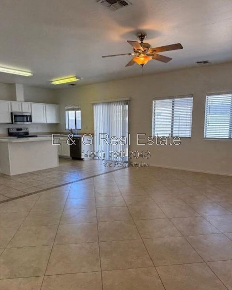 7034 W Mercer Ln - Photo 3 of 15