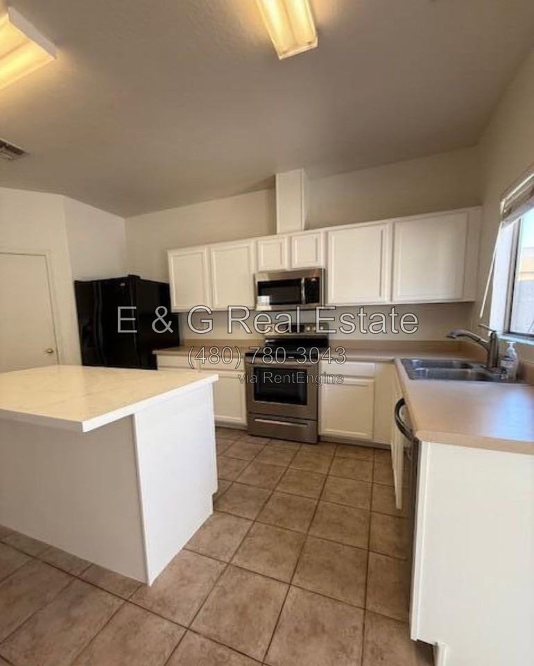 7034 W Mercer Ln - Photo 4 of 15