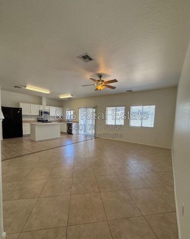 7034 W Mercer Ln - Photo 5 of 15