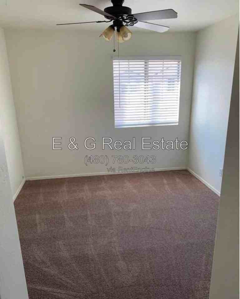 7034 W Mercer Ln - Photo 7 of 15