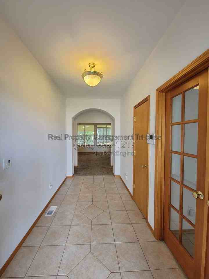 4111 Joshua Dr - Photo 3 of 24