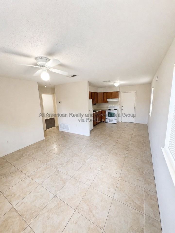 818 Lark St #4 - Photo 3 of 10