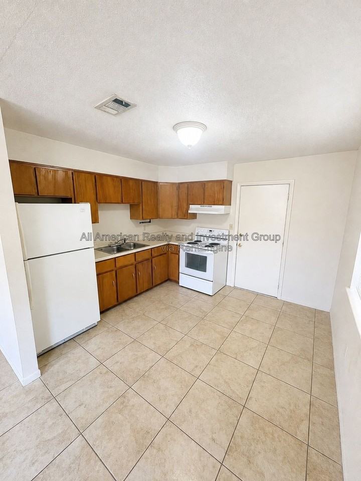 818 Lark St #4 - Photo 4 of 10