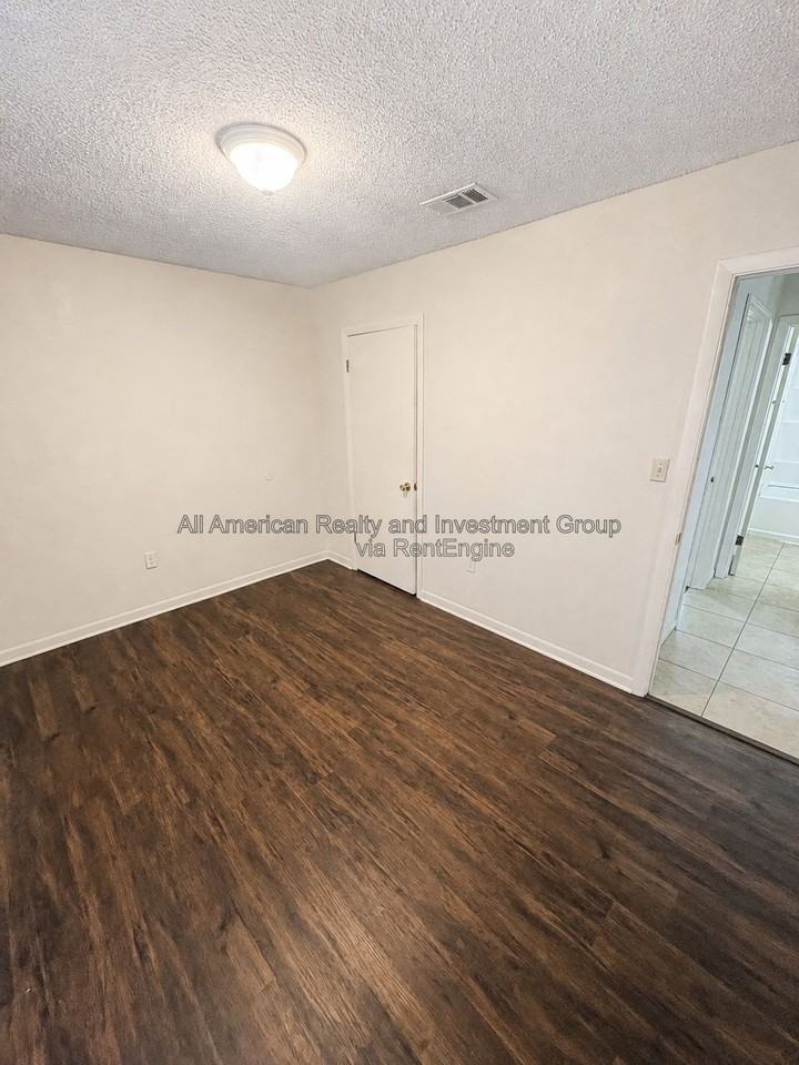 818 Lark St #4 - Photo 5 of 10