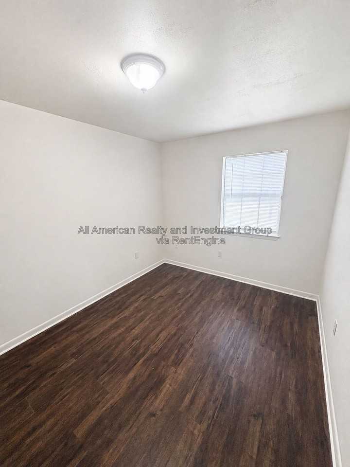 818 Lark St #4 - Photo 6 of 10