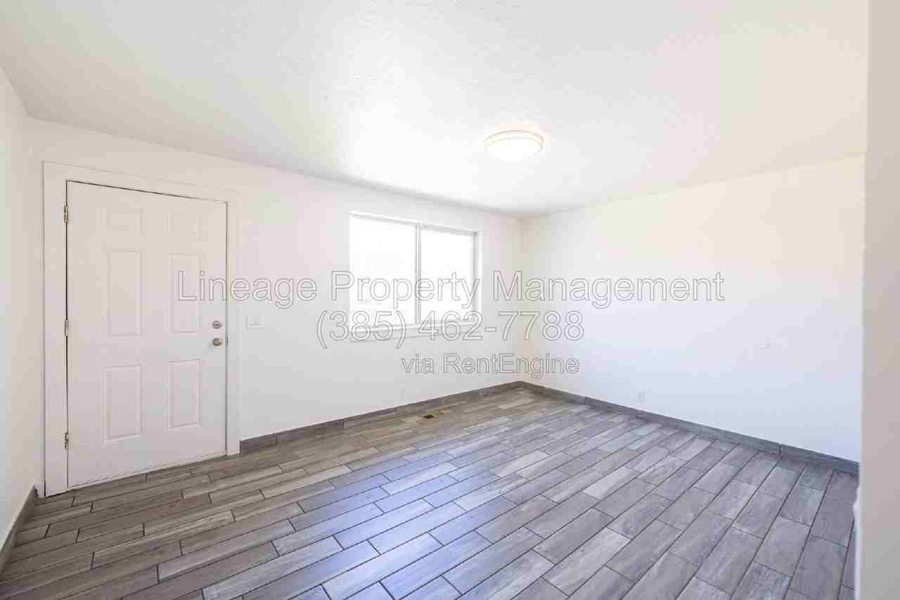1223 S Emery St - Photo 5 of 30