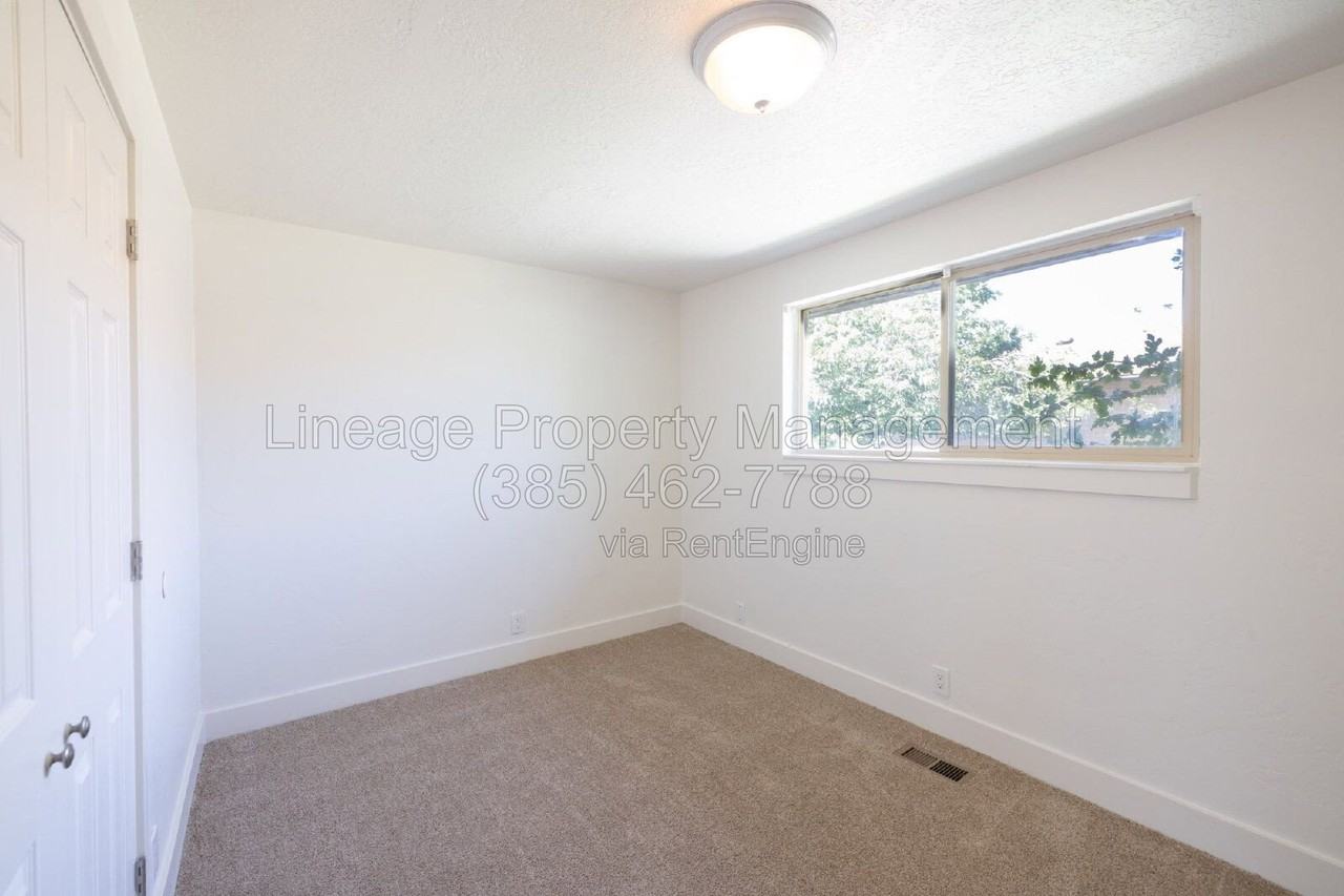1223 S Emery St - Photo 7 of 30