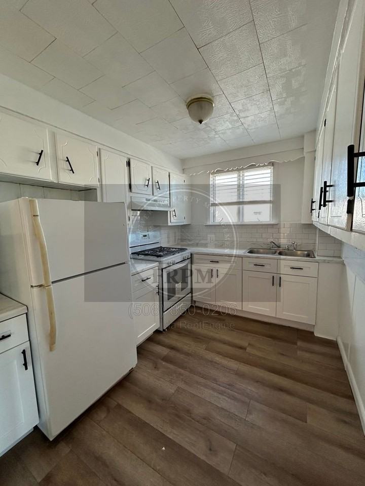 90 Montaup St #2 - Photo 3 of 12