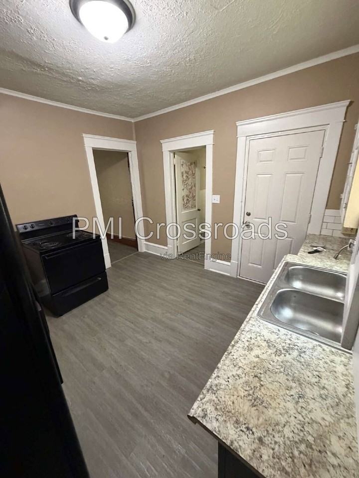 932 Roslyn Ave Sw #1 - Photo 2 of 9