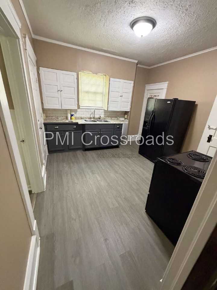 932 Roslyn Ave Sw #1 - Photo 3 of 9