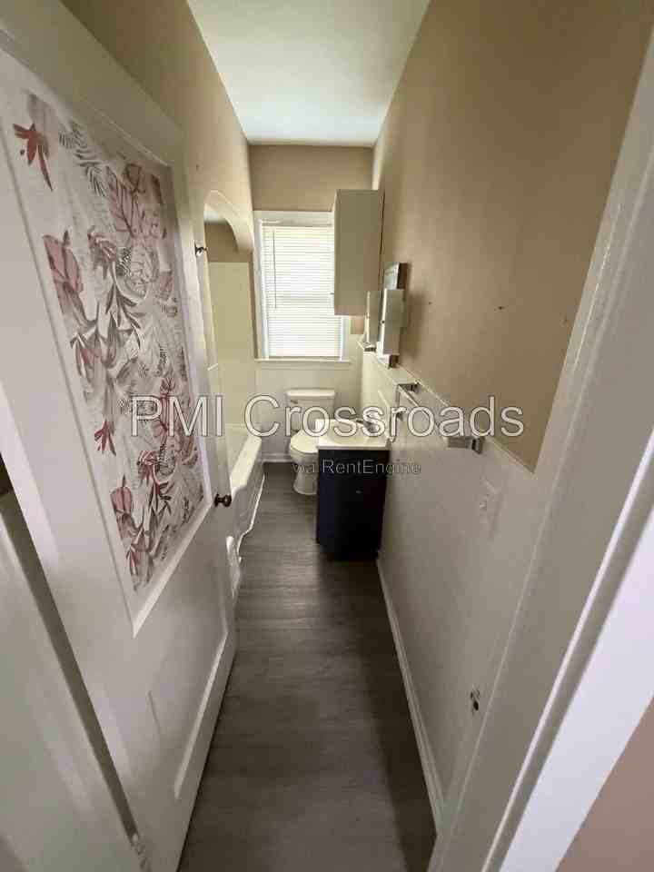 932 Roslyn Ave Sw #1 - Photo 4 of 9