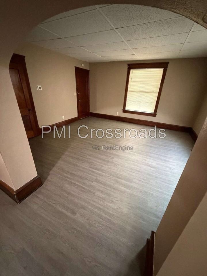 932 Roslyn Ave Sw #1 - Photo 5 of 9