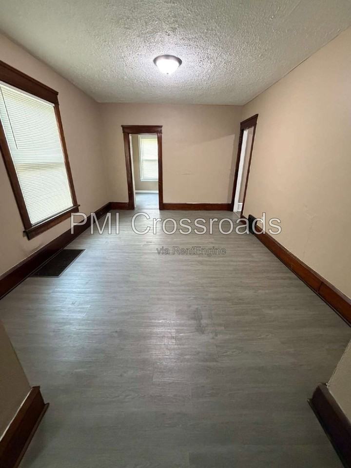 932 Roslyn Ave Sw #1 - Photo 7 of 9