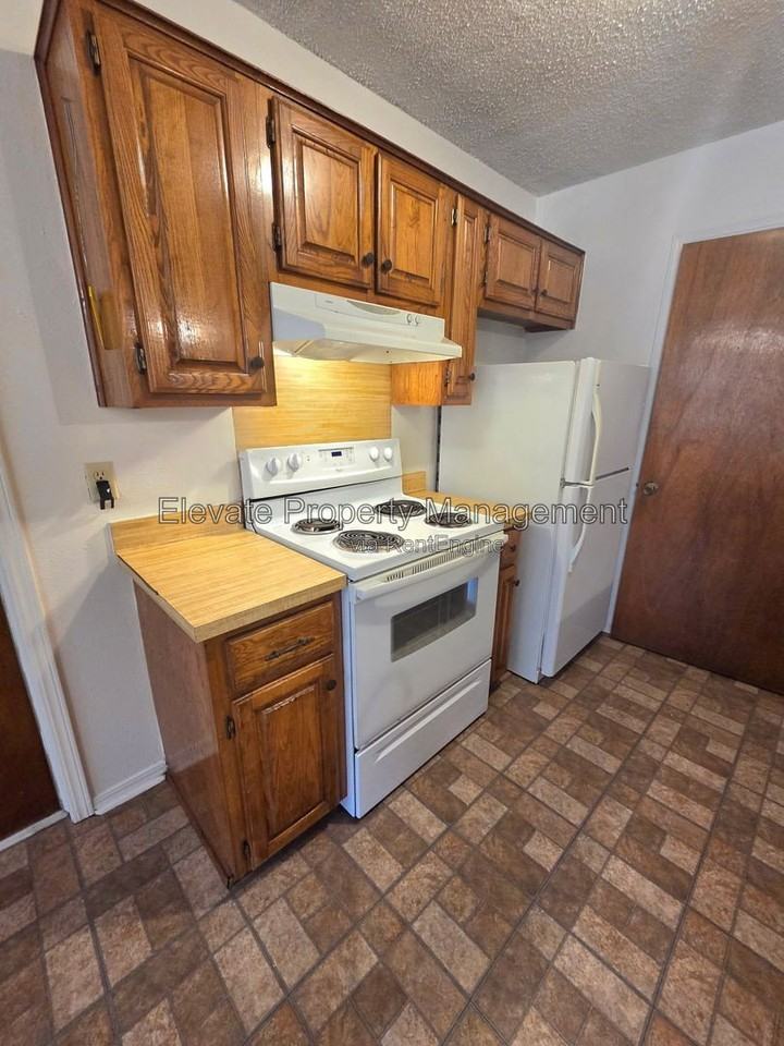 506 Peppertree Ln - Photo 3 of 14