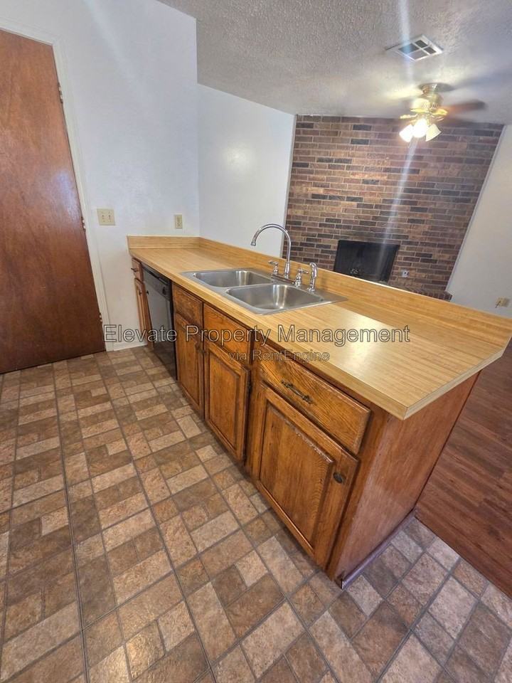 506 Peppertree Ln - Photo 4 of 14