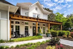 featured image of 1000 Shadowood Pkwy Se