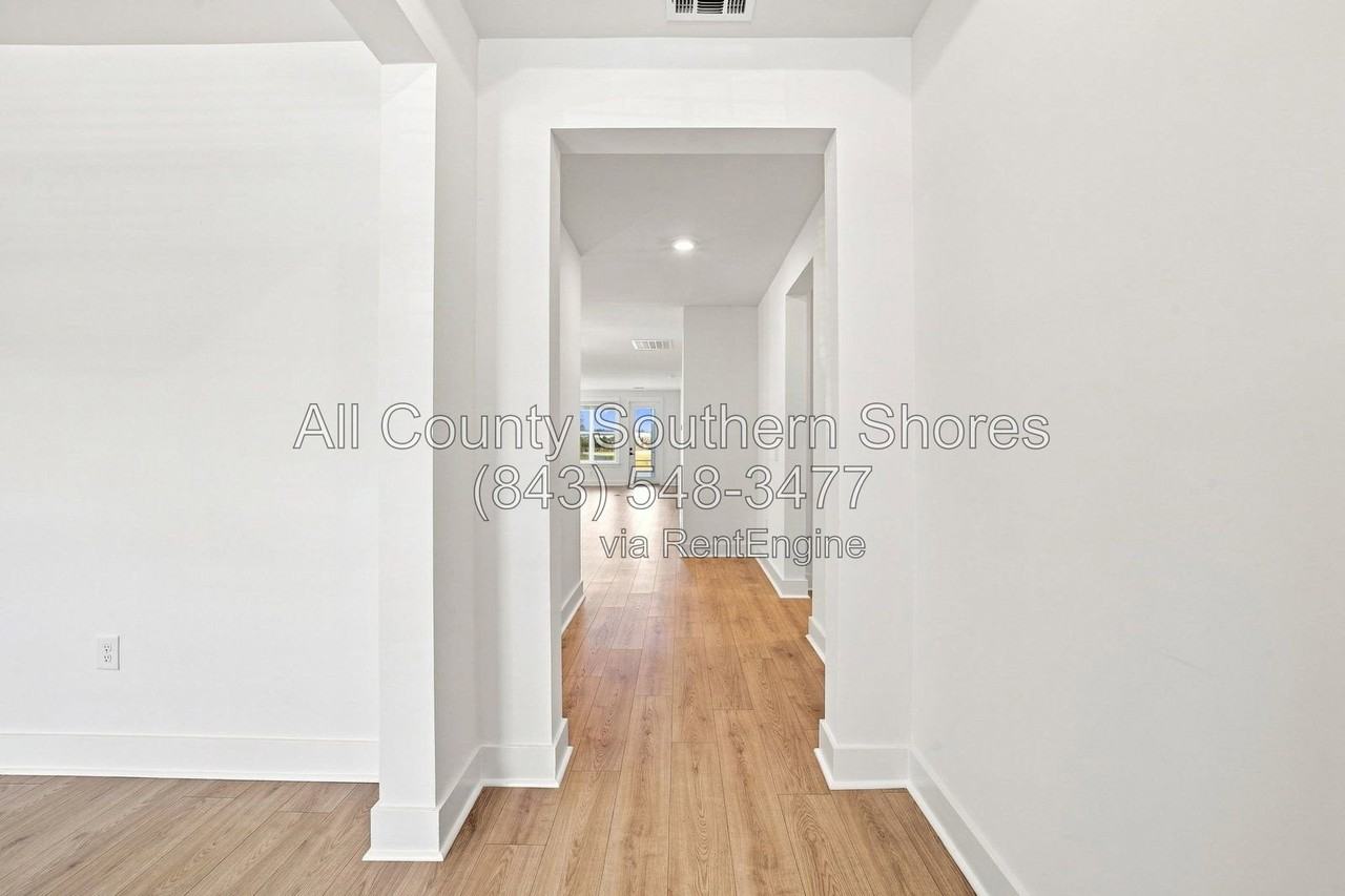 3084 Claredon St - Photo 4 of 50