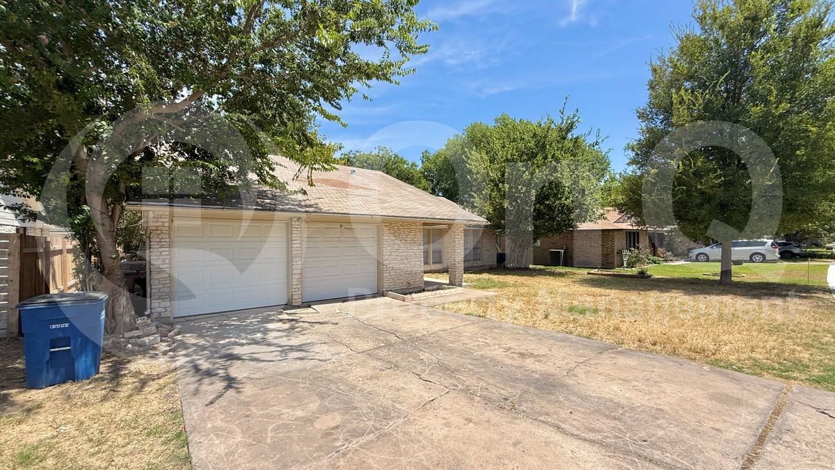 10105 Oak Hollow Dr - Photo 2 of 19