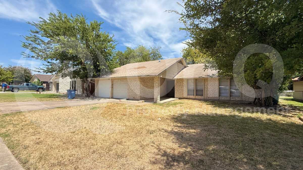 10105 Oak Hollow Dr - Photo 3 of 19