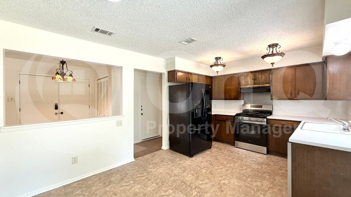 10105 Oak Hollow Dr - Photo 5 of 19