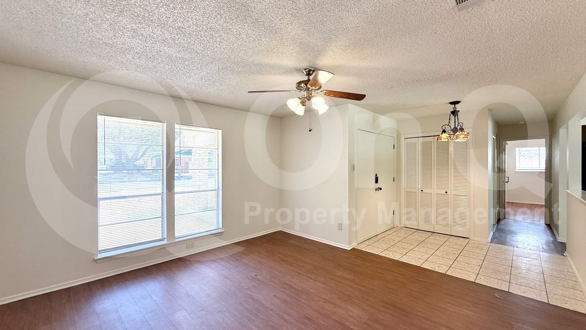 10105 Oak Hollow Dr - Photo 7 of 19
