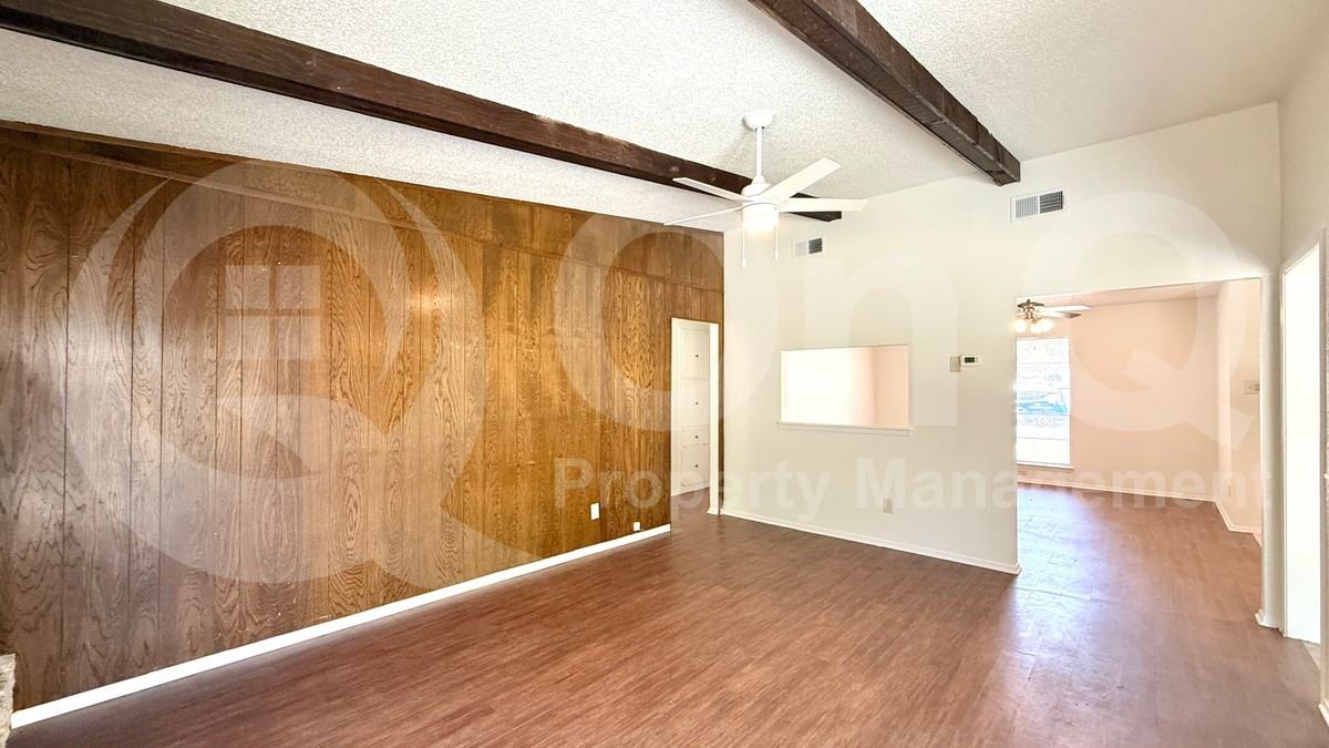 10105 Oak Hollow Dr - Photo 7 of 18